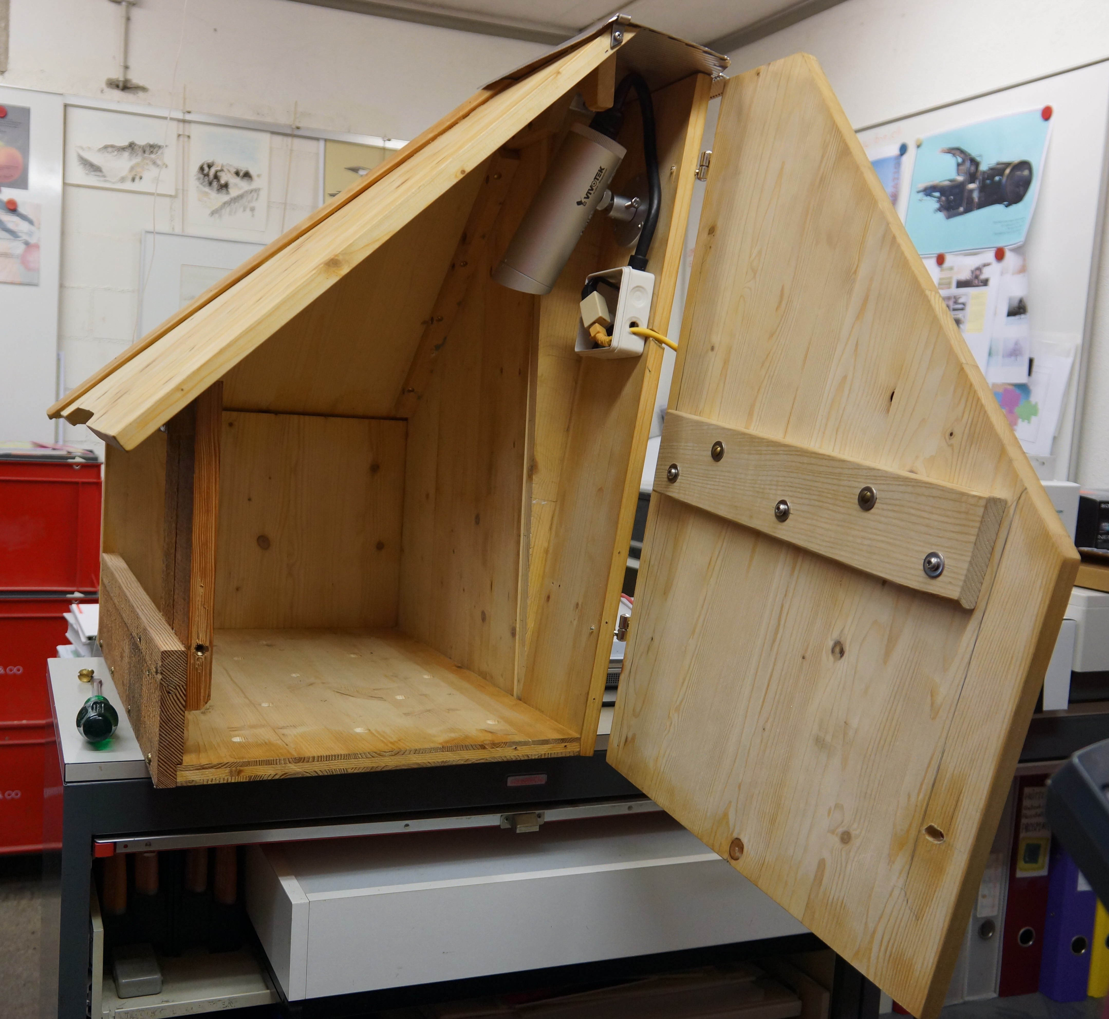 Kasten ge&ouml;ffnet mit Kamera